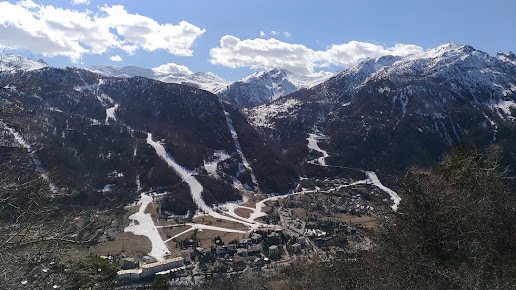 Vista dall'alto sui borghi di La Salle-les-Alpes e sulle piste di Serre Chevalier
