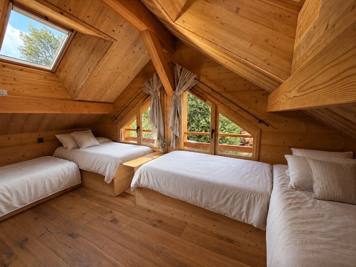 Dormitorio in mansarda con quattro letti singoli