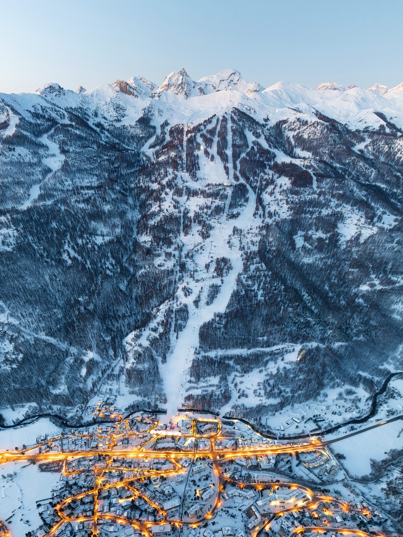 Chantemerle al tramonto ai piedi delle piste