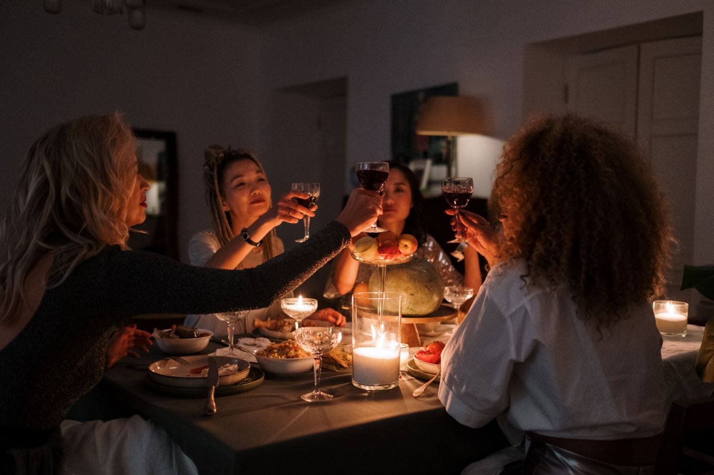 Cena condivisa in casa con tavolo apparecchiato