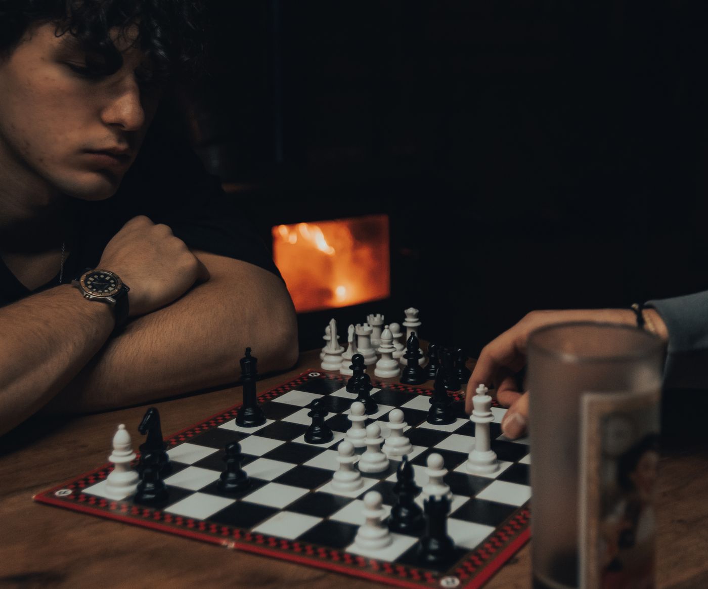 Serata davanti alla stufa con giochi da tavolo