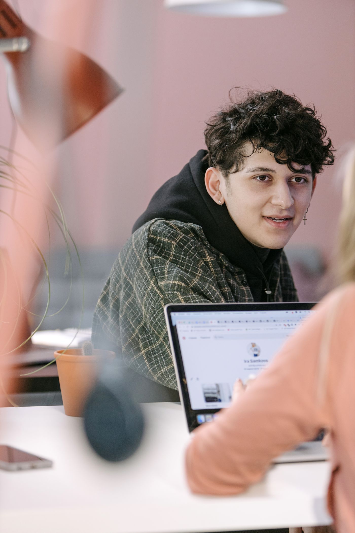 Gruppo di remote worker al tavolo comune con i laptop