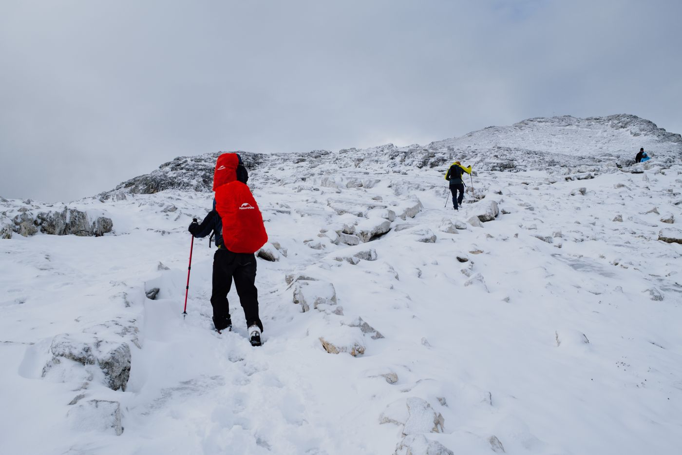 Pausa sulle piste con sci piantati nella neve